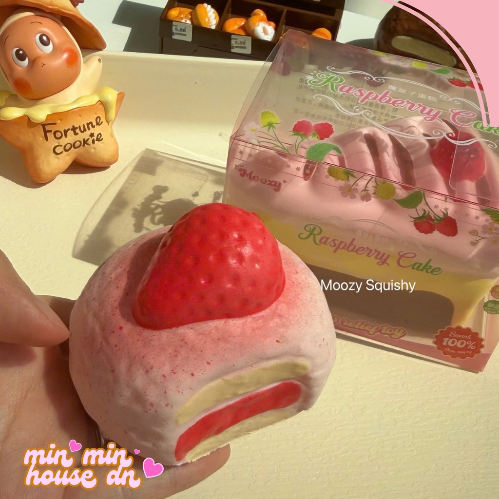 Squishy Moozy Chính Hãng Bánh Kem Dâu Ngọt Ngào Chậm Tăng Mềm Mịn