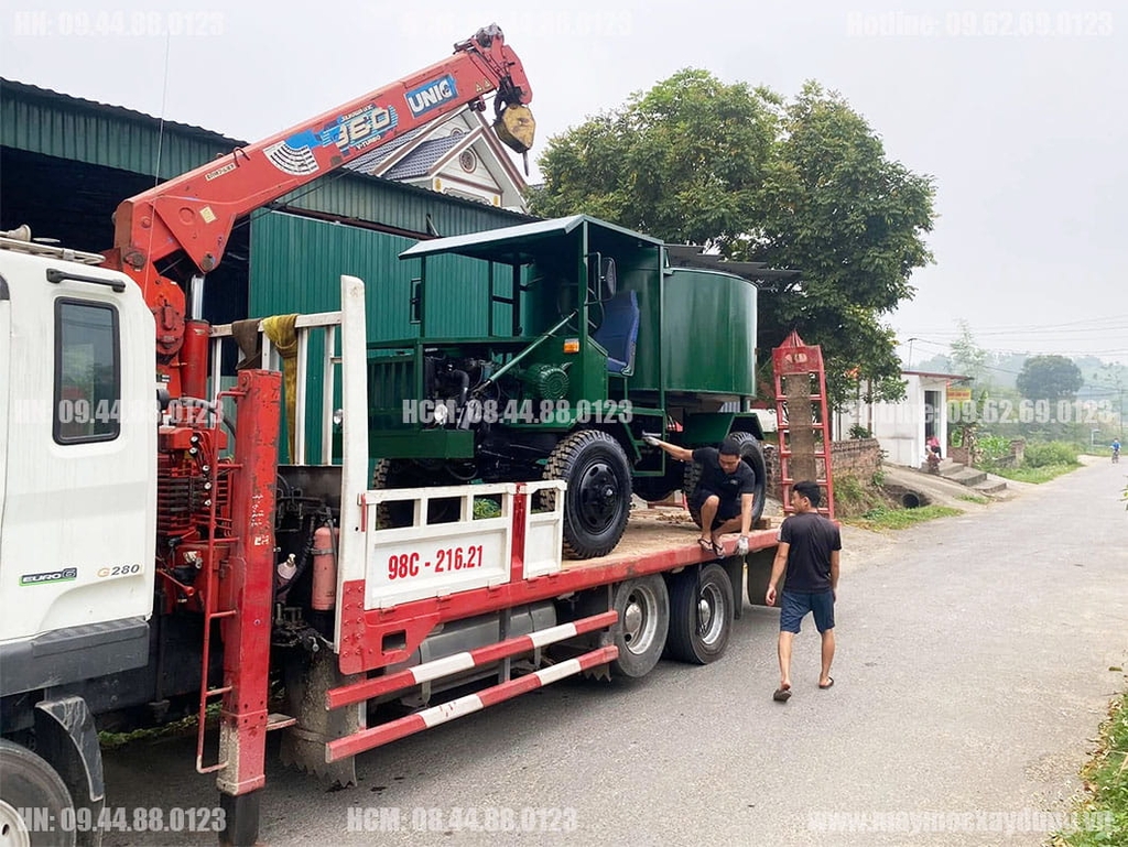 Máy trộn bê tông tự hành 4 khối 2 cầu phanh hơi lốc kê