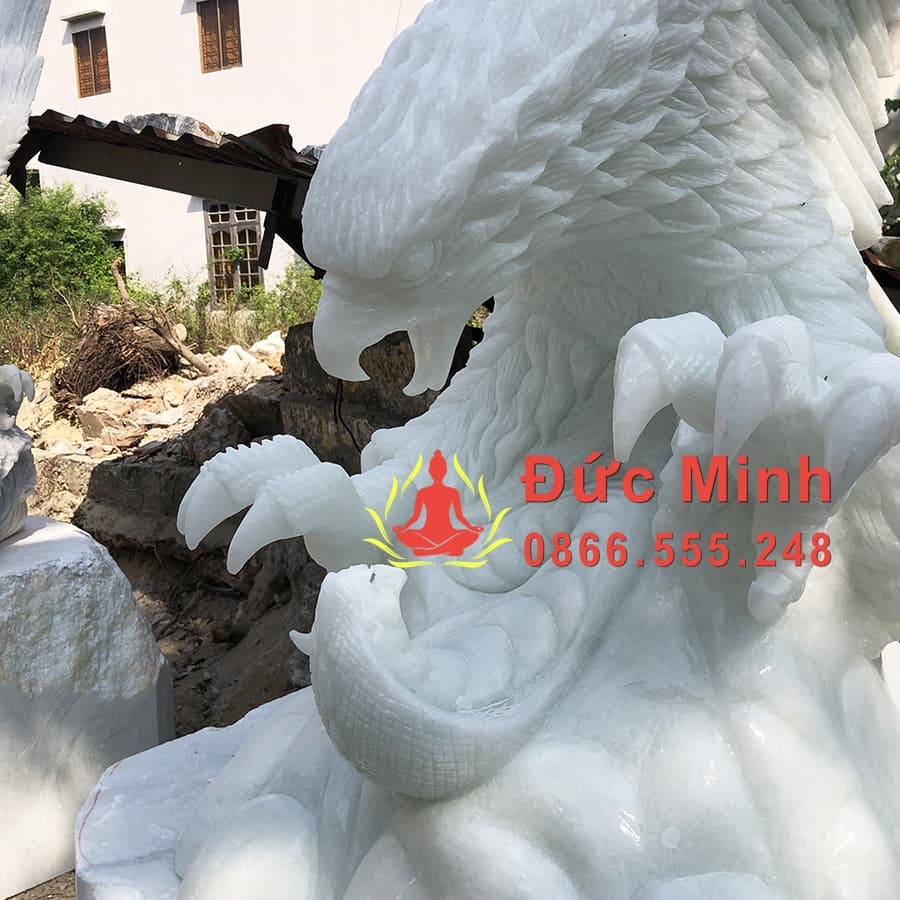 Tượng Đại Bàng Săn Rắn Bằng Đá Trắng Xanh Đẹp