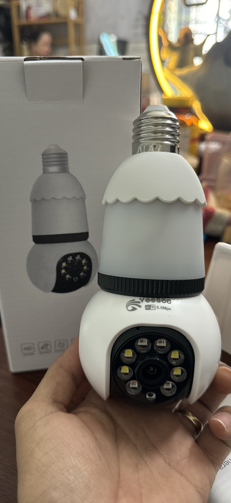 Camera Wifi YOOSEE tích hợp bóng đèn siêu sáng đàm thạm 2 chiều ( xem đêm có màu )
