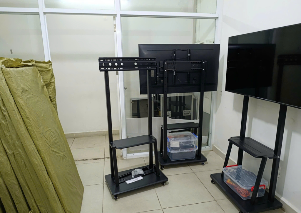 Khung treo Tivi di động E1900/ MK75 32″- 75″ Tải trọng 45kg | Qui cách đóng gói: 143x56x7cmx14kg )