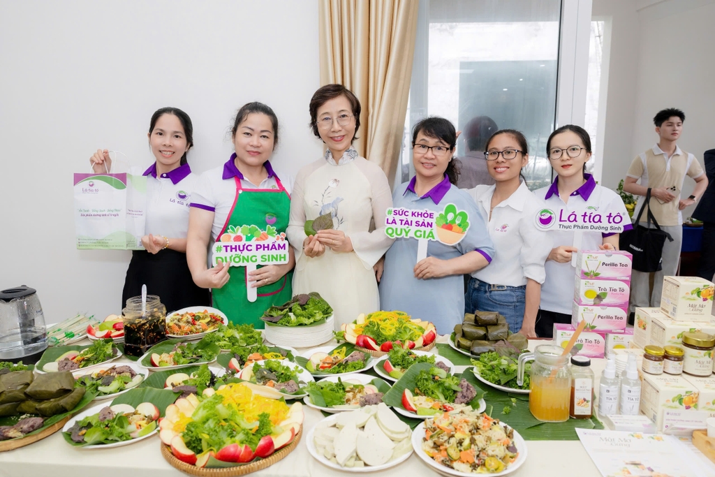 Đội ngũ Lá Tía Tô chuẩn bị các món chay và thức uống dưỡng sinh phục vị khách mời và quý báo đài tại họp báo Lễ hội Ẩm thực chay 2026.