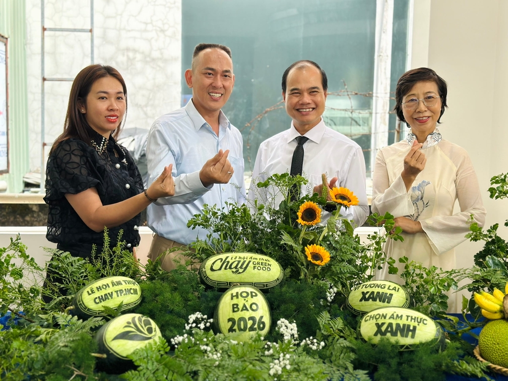 Cô Ngân trang trí bàn dưa hấu nghệ thuật để góp thêm không gian đẹp mắt cho buổi họp báo.