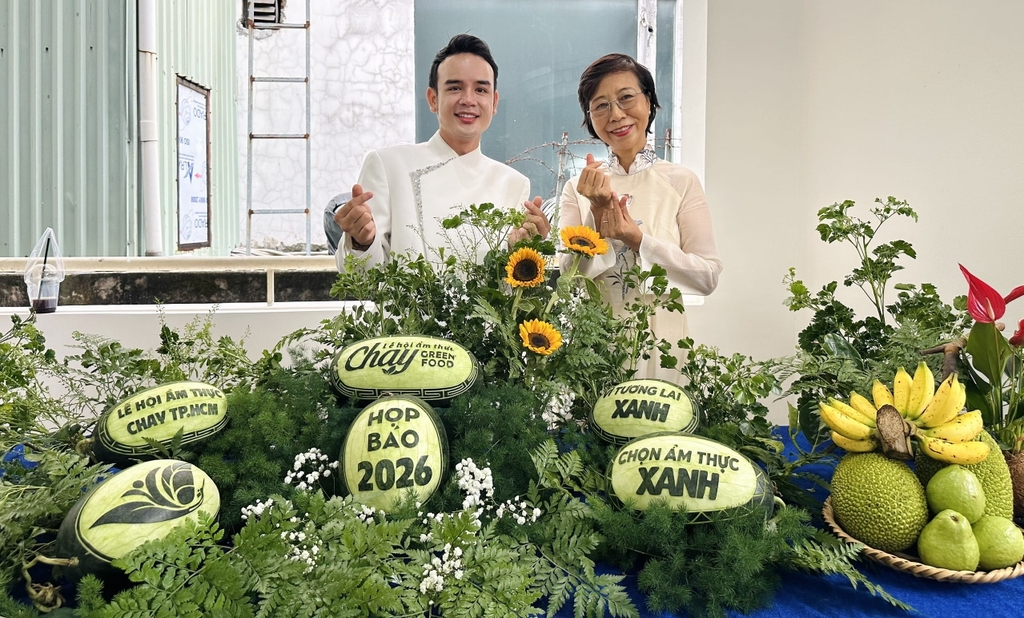 Cô Ngân cùng khách mời chụp ảnh kỷ niệm tại bàn dưa hấu nghệ thuật.