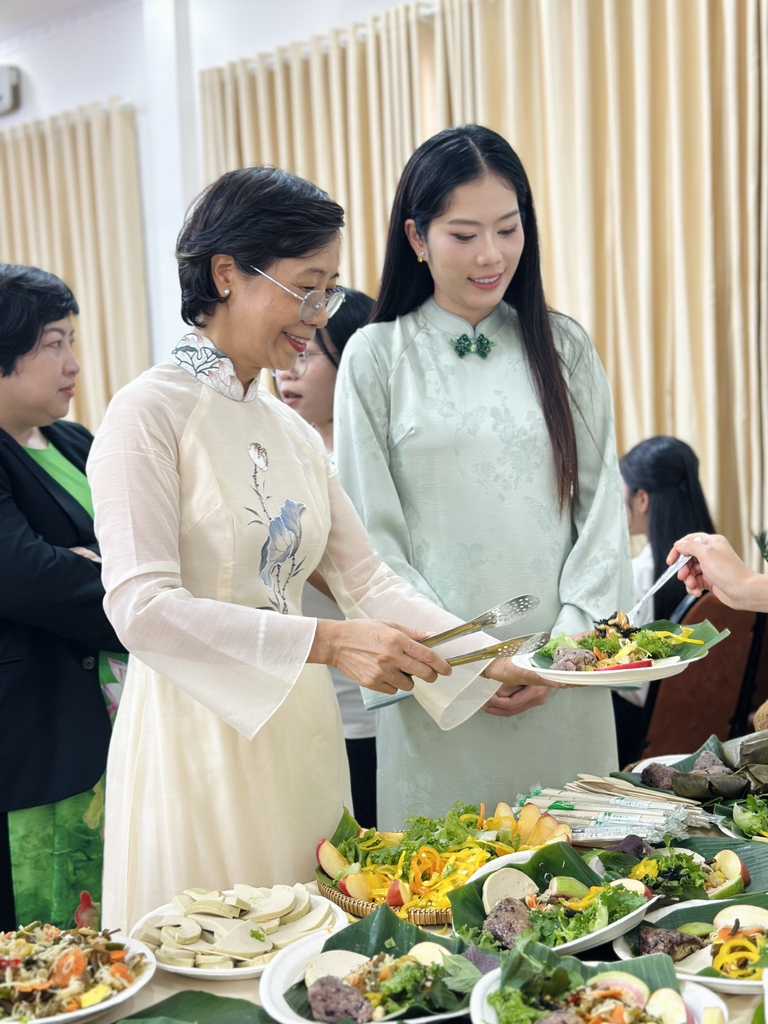Người đẹp Nam Em tại bàn phục vụ các món chay thực dưỡng của Lá Tía Tô.