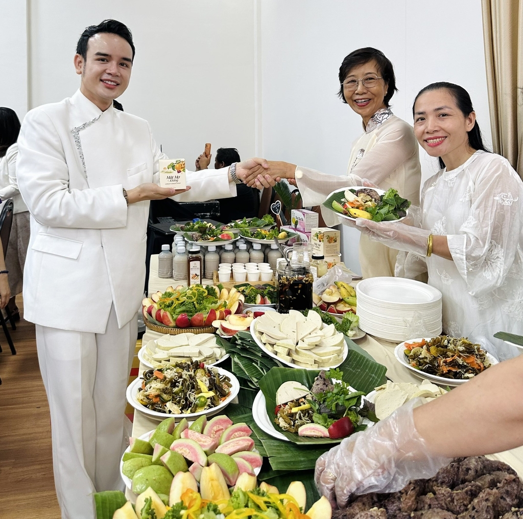 Bên cạnh các món ăn, thức uống dưỡng sinh Mật Mơ Gừng cũng được các khách mời yêu thích.