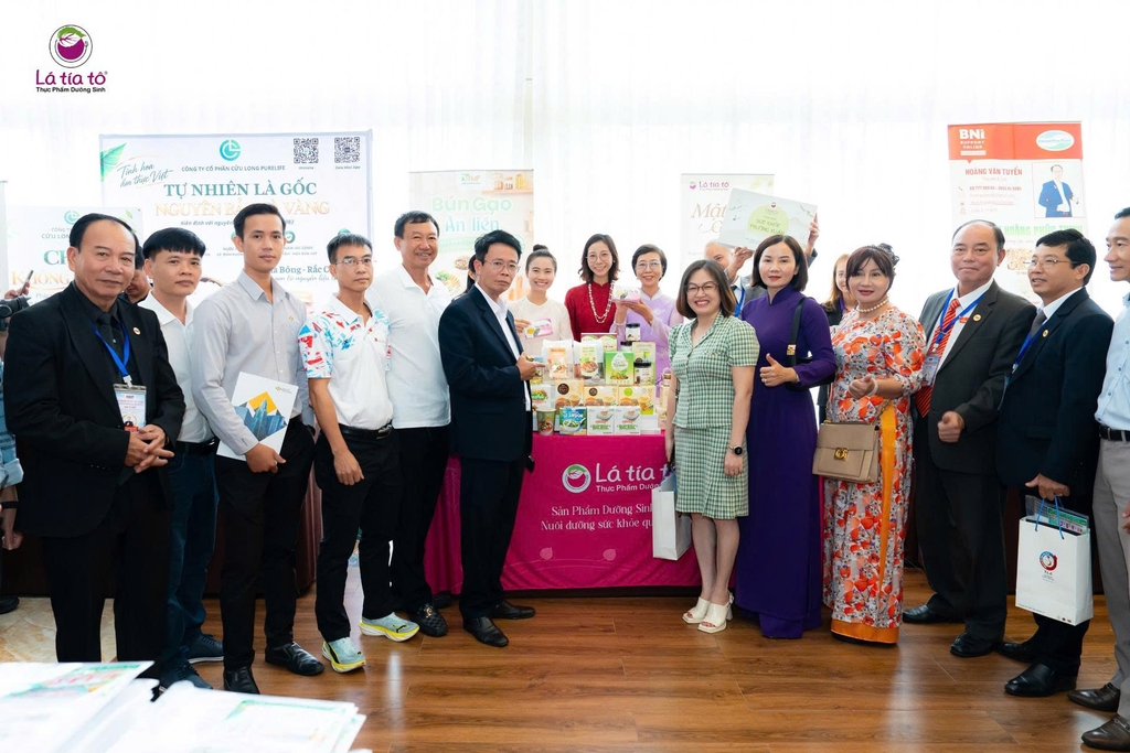 Chụp ảnh kỷ niệm tại gian hàng của Lá Tía Tô.