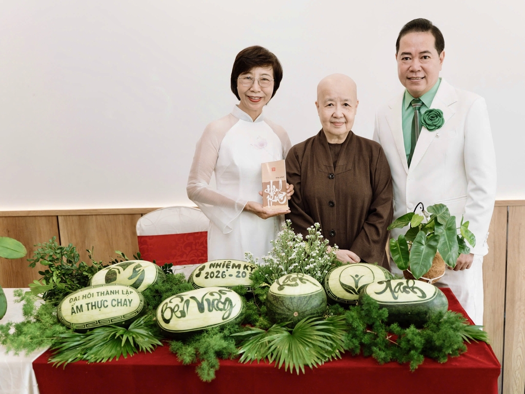 Cô Lê Thị Ngân - Founder Lá Tía Tô (bên trái) chụp ảnh kỷ niệm cùng cô Dzoãn Cẩm Vân