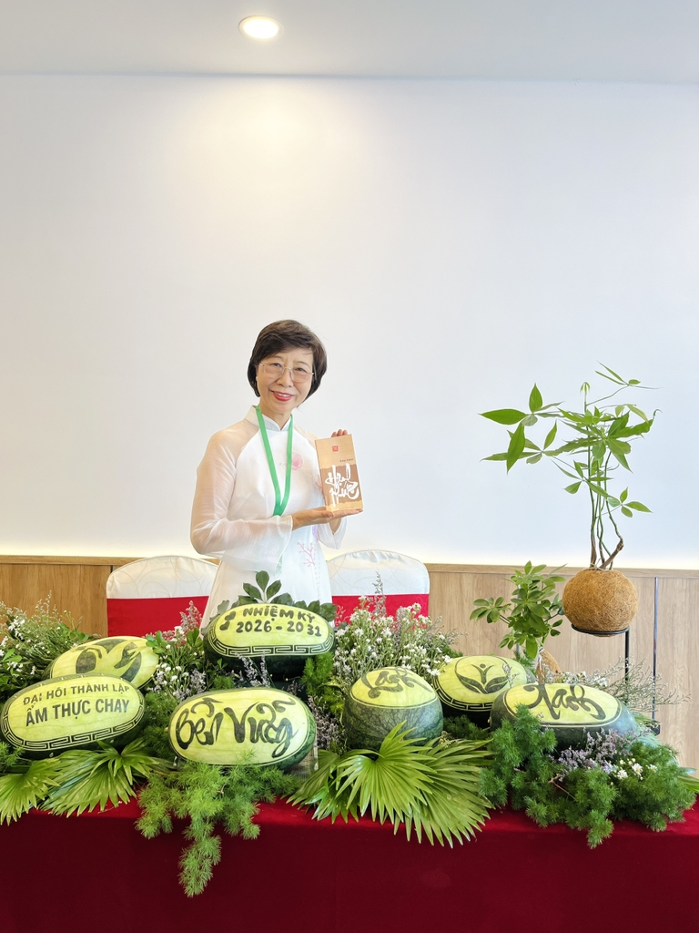 Bàn dưa hấu nghệ thuật được cô Lê Thị Ngân trang trí để tạo không gian đẹp mắt cho sự kiện.