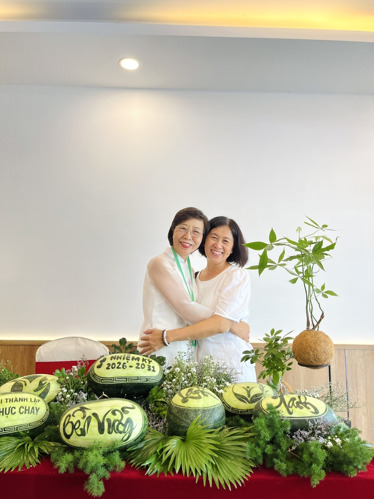 Lưu giữ kỷ niệm tại bàn dưa hấu nghệ thuật.