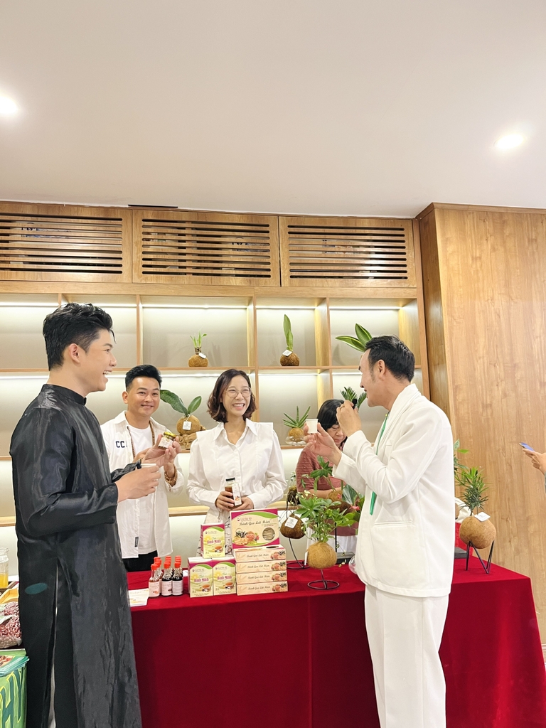 Mọi người thưởng thức Mật Mơ Gừng - thức uống dưỡng sinh mới của Lá Tía Tô