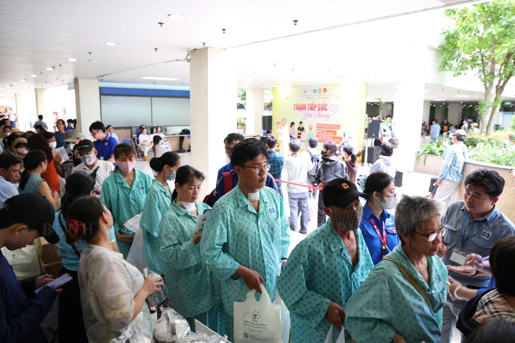 Các bệnh nhân xếp thành hàng trật tự khi nhận quà.