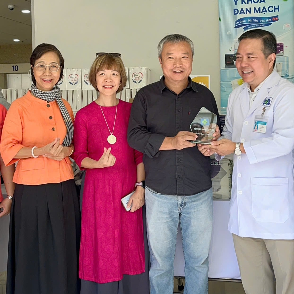Đại diện bệnh viện trao kỷ niệm chương cho các mạnh thường quân.