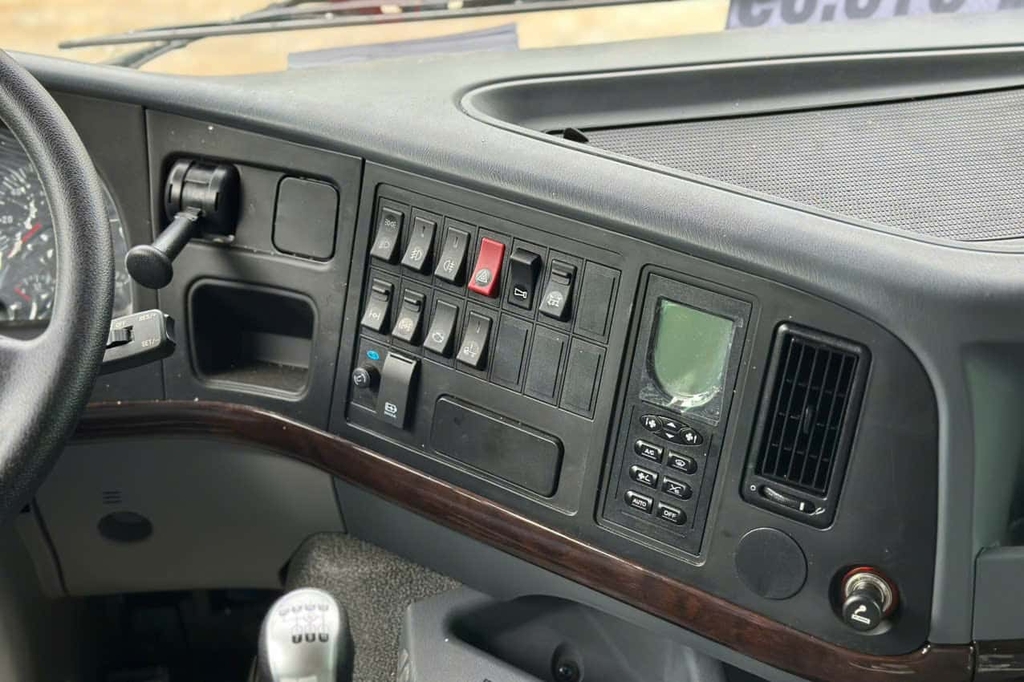 Cụm bảng điều khiển trung tâm được thiết kế hướng về phía người lái