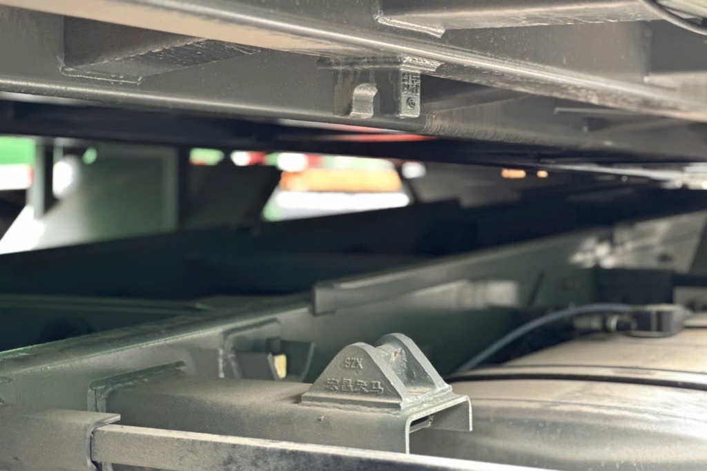 Hệ thống chống chành thùng giữ cho thân xe và thùng hàng luôn ổn định khi vào cua, đi qua đường gập ghềnh hoặc khi đổ ben.