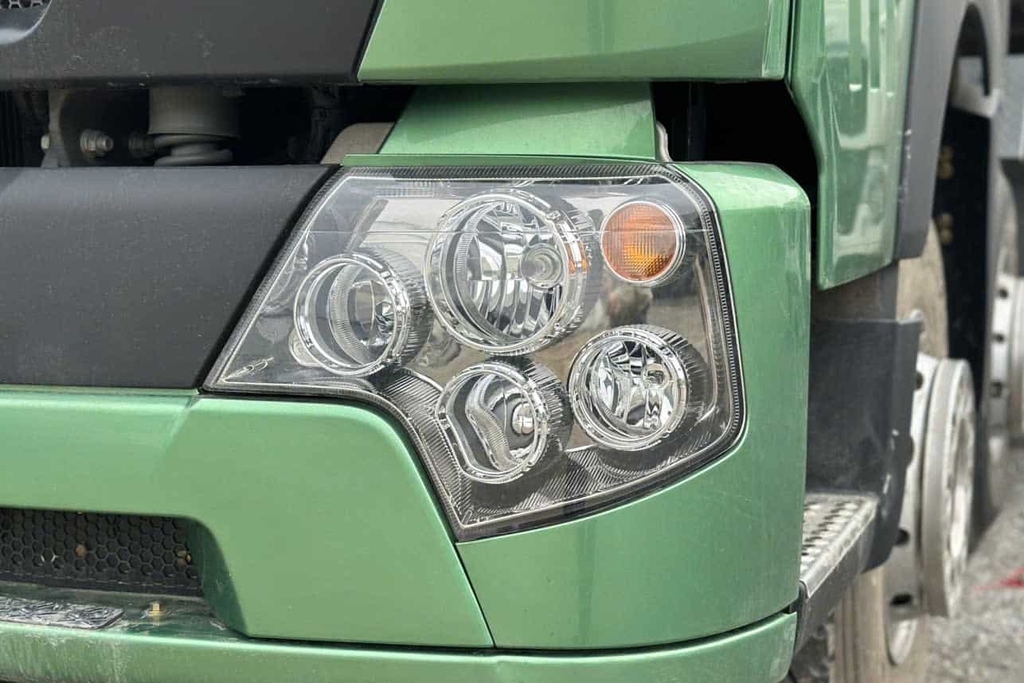 Hệ thống đèn tích hợp đầy đủ các chức năng: Đèn pha, đèn cos, đèn xi-nhan và đèn định vị ban ngày