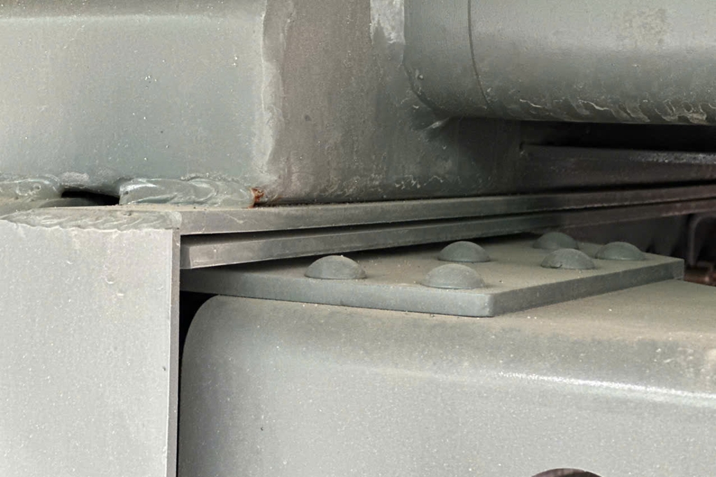 Howo 4 chân thùng vuông nổi bật với hệ thống khung sắt-xi 2 lớp dày 8+8 mm, được thiết kế xuyên suốt từ đầu đến cuối xe