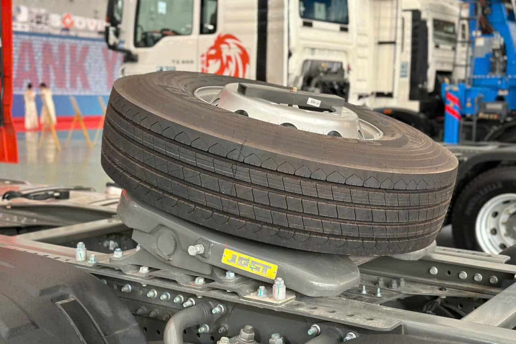 01 quả lốp dự phòng được bắt tạm thời trên mâm kéo Jost