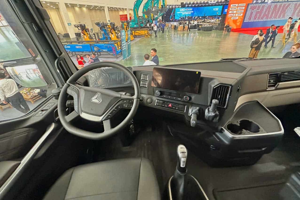 Khoang lái Sinotruk G7S 540 thiết kế chuẩn hạng sang với ghế ngồi bóng hơi bọc da cao cấp