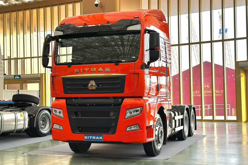 Thực tế, xe đầu kéo Howo G7S 540 còn được thị trường biết đến với các tên gọi phổ biến như Sitrak G7S 540 hoặc Sinotruk G7S 540. Dù có sự khác biệt trong cách gọi, tất cả đều chỉ chung dòng sản phẩm đầu kéo cao cấp nhất của tập đoàn Sinotruk (CNHTC).