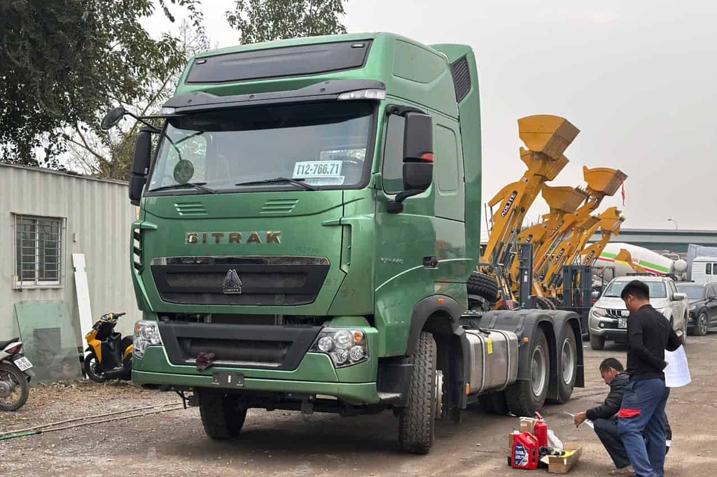 Howo Sitrak 440 cầu dầu màu xanh