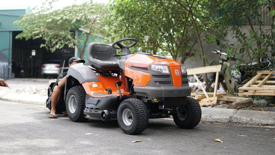 Máy cắt cỏ người lái HUSQVARNA TC138L
