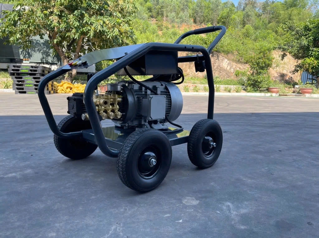 Máy rửa xe cao áp LUBA LT7.5T4-2012 3 pha 7.5KW