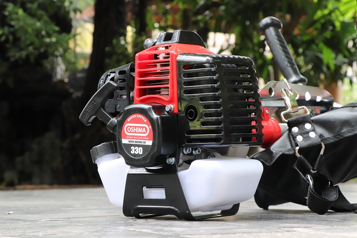Máy cắt cỏ 2 thì 900W OSHIMA 330 bạc