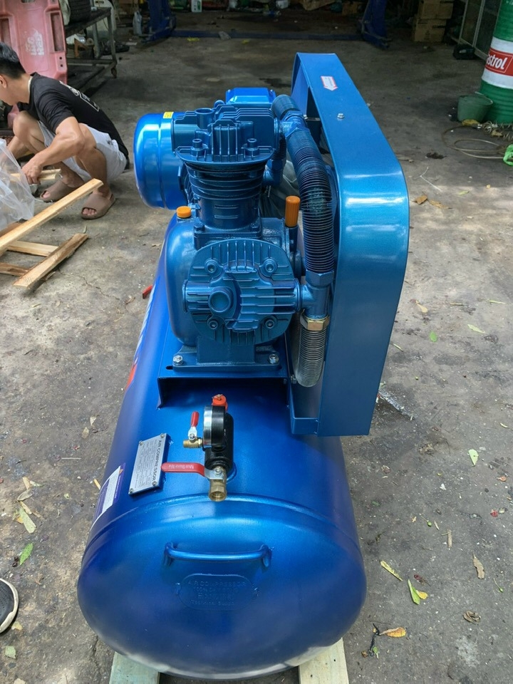 Máy nén khí dây đai Puma 10HP 300L W-0.9/8 3 pha áp 12.5 bar