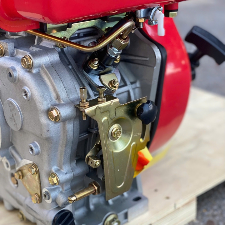 Máy nổ dầu 11.6HP HAKUDA HKD192FE có đề