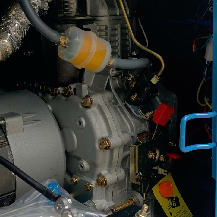 Máy phát điện chạy dầu diesel 8KW HAKUDA HKD8000P3A 3 pha có đề