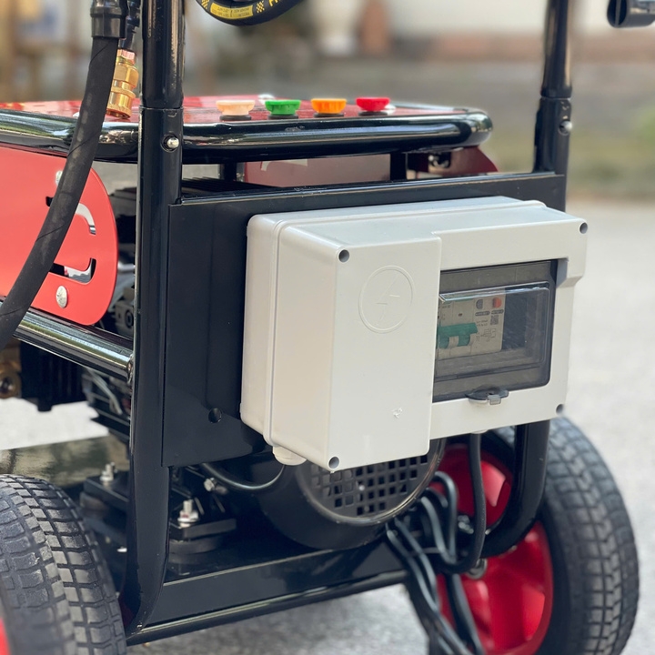 Máy phun xịt rửa xe cao áp 3KW HAKUDA MRXCAHKD3500