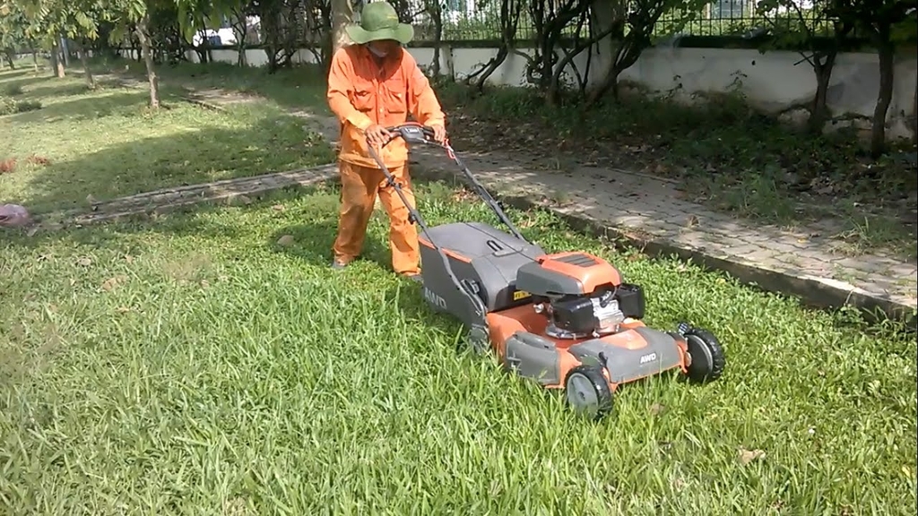 Máy cắt cỏ đẩy tay HUSQVARNA LC356 AWD