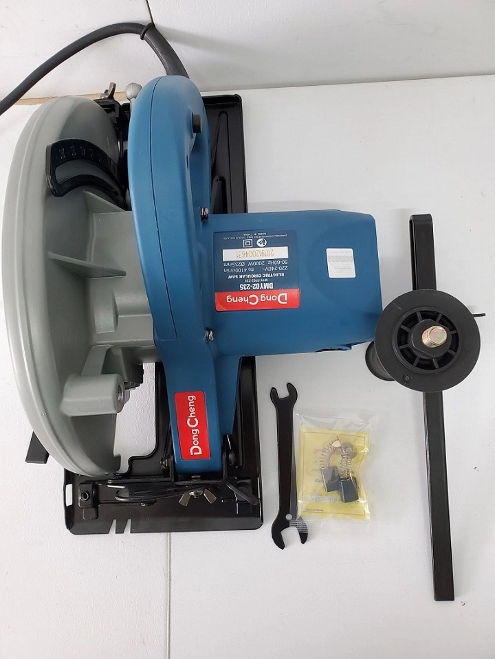 Máy cưa gỗ Dongcheng 2000W DMY02-235
