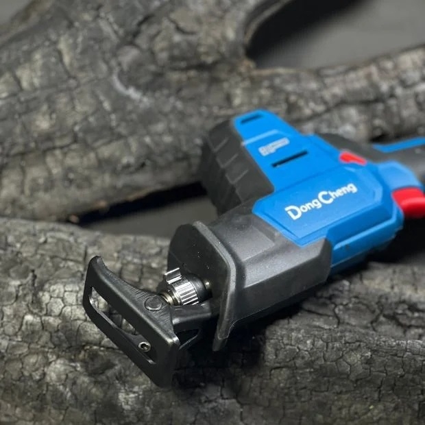 Máy Cưa Kiếm Dùng Pin 20V DongCheng DCJF22 - Bộ 1 Pin 4a sạc thùng nhựa