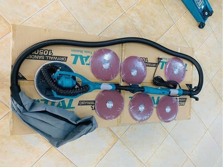 Máy chà tường cầm tay cần dài TWS10501 TOTAL 1050W