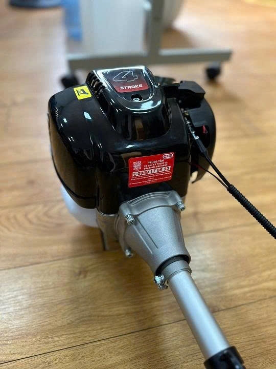 Máy cắt cỏ chạy xăng 4 thì CALI CL35 1000W màu đen