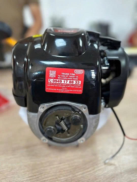 Máy cắt cỏ chạy xăng 4 thì CALI CL35 1000W đen