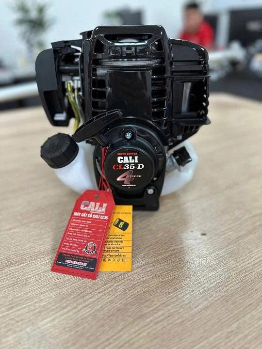 Máy cắt cỏ chạy xăng 4 thì CALI CL35 1000W màu đen
