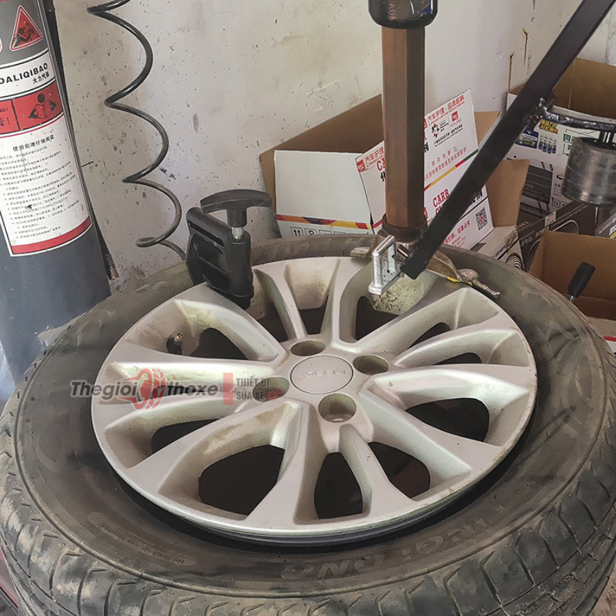 Kẹp mép giữ lốp ô tô