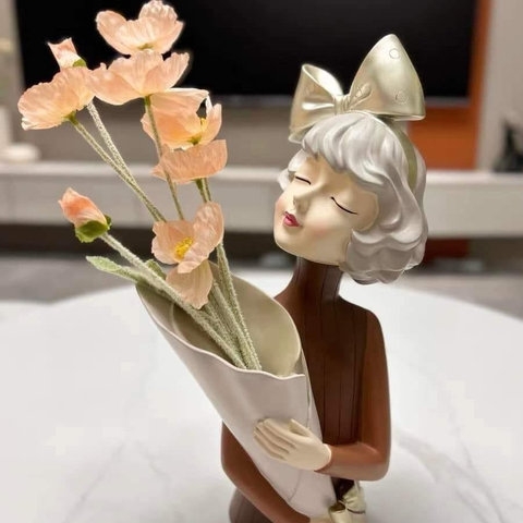 BÌNH HOA CÔ GÁI GỐM XINH DECOR ,CÔ GÁI CẮM HOA