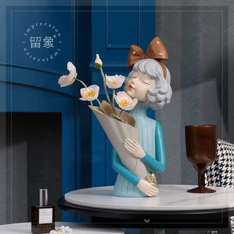 BÌNH HOA CÔ GÁI GỐM XINH DECOR ,CÔ GÁI CẮM HOA