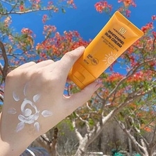 KEM CHỐNG NẮNG VÀNG DƯỠNG DA MẶT WHITENING 50ML LAURA SUNSHINE