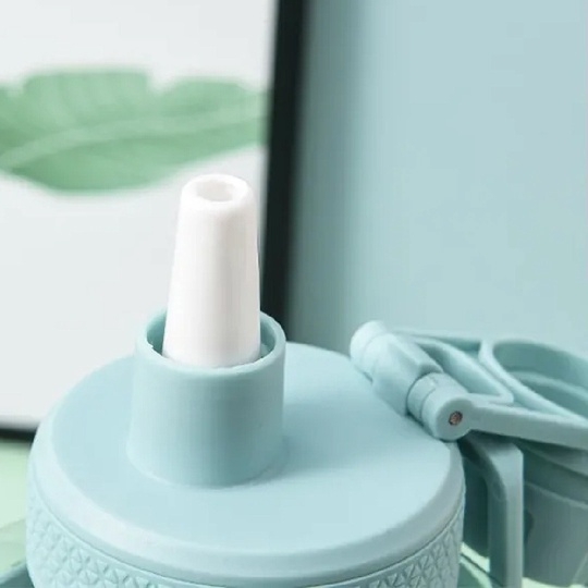 BÌNH NƯỚC VUÔNG STICKER 700ML - GDN
