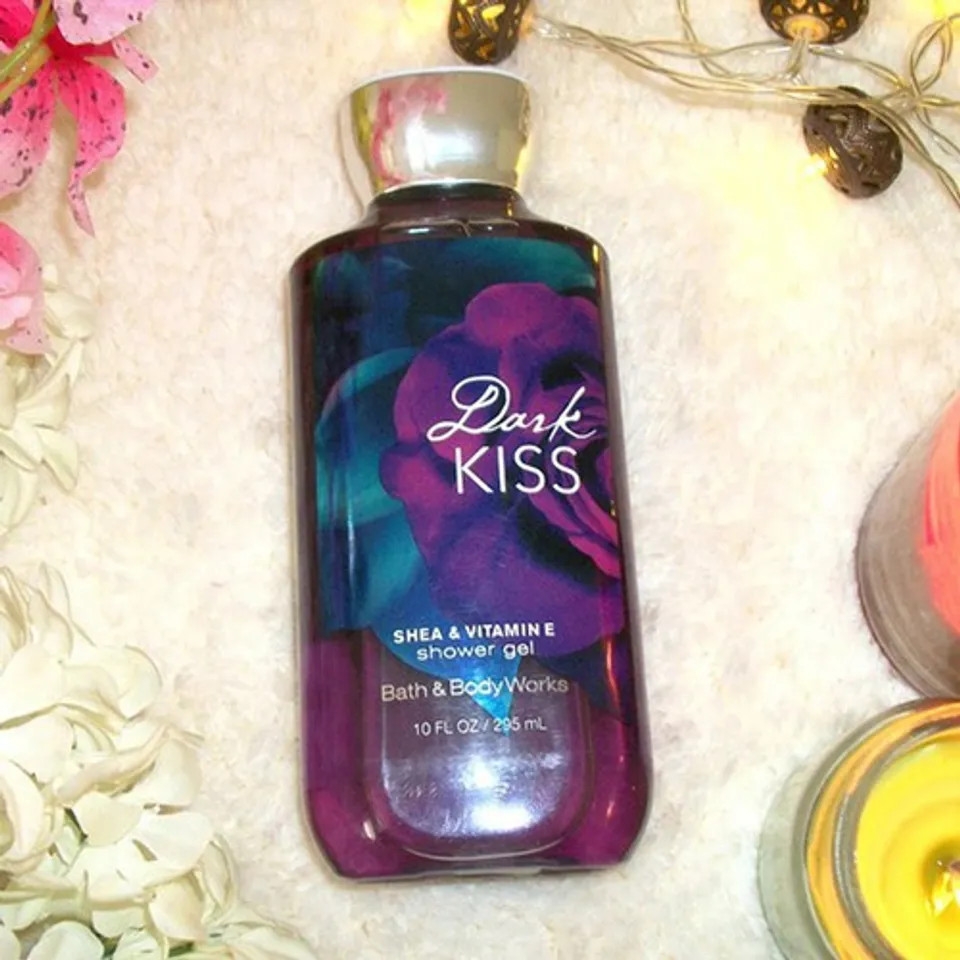 Sữa tắm dưỡng ẩm hương nước hoa Dark Kiss - Bath and Body Works 295ml-mỹ