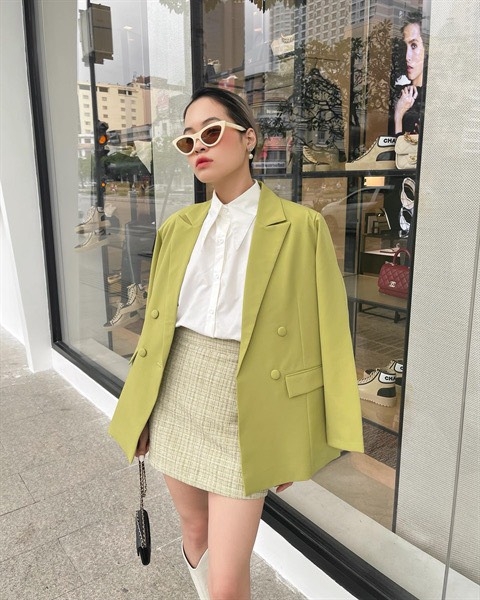 Phối áo blazer cùng chân váy  Ngôi sao