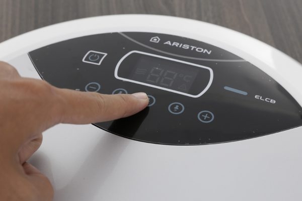 Máy nước nóng trực tiếp Ariston 4500W RT45PE-VN (CÓ BƠM)