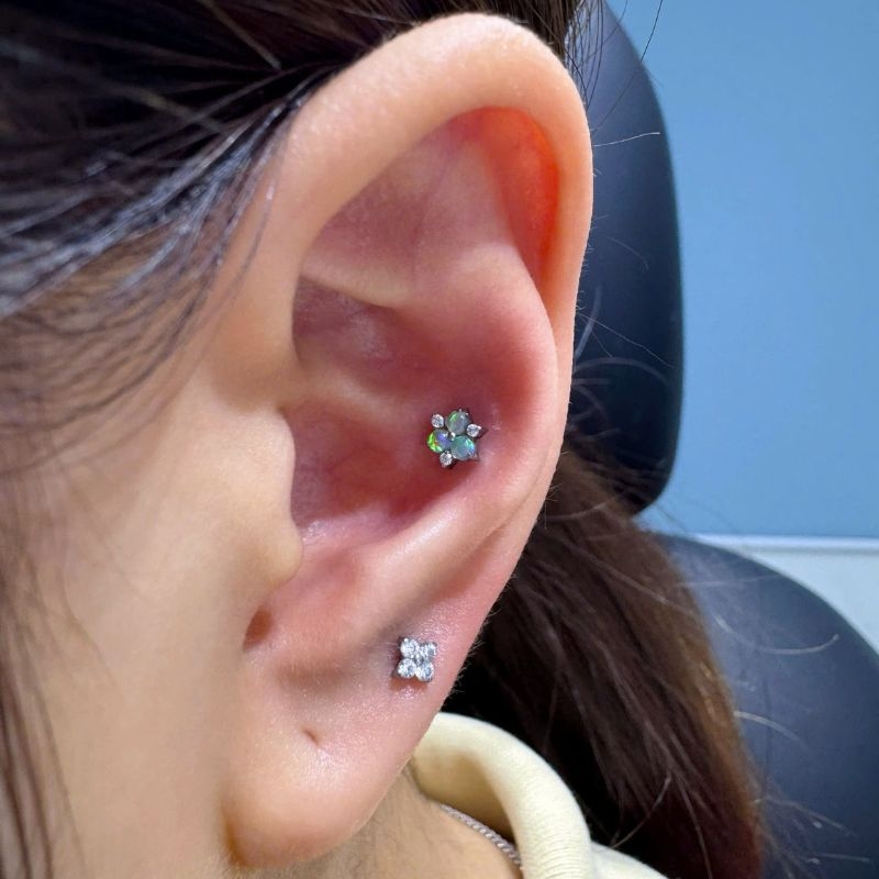 Khuyên Titan hoa đính đá dễ thương - 1.2*8mm