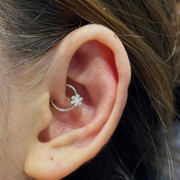 Khuyên Daith hình bông hoa Titanium - Có 2 size
