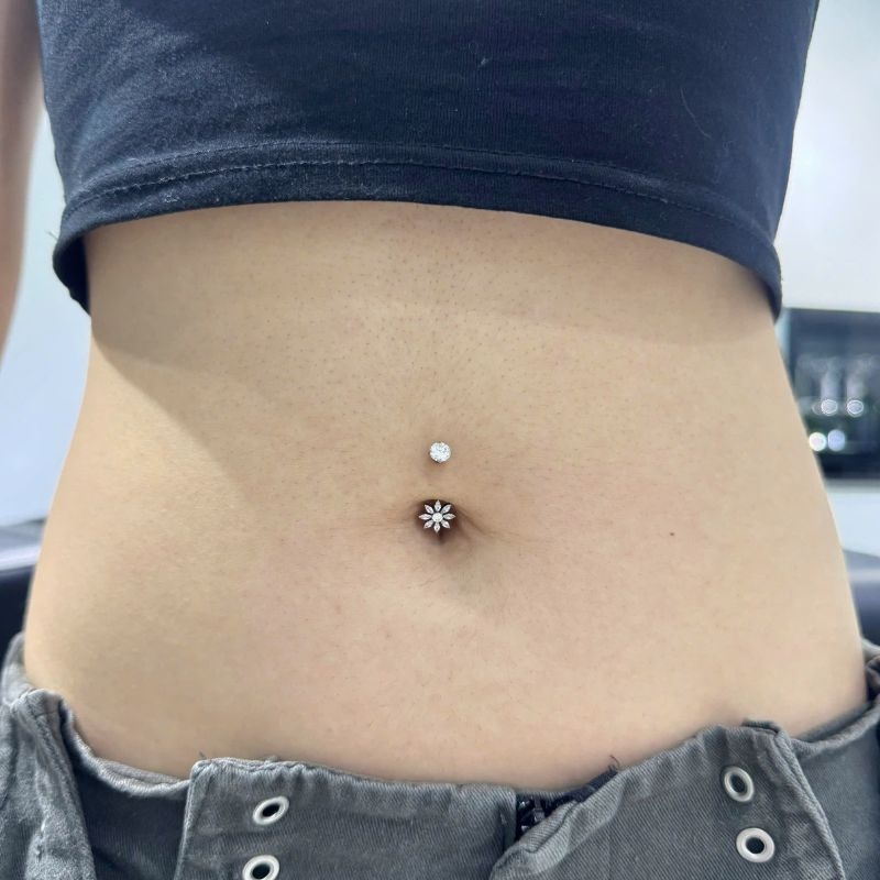 Khuyên rốn Titan hình bông hoa 8 cánh - Ren trong